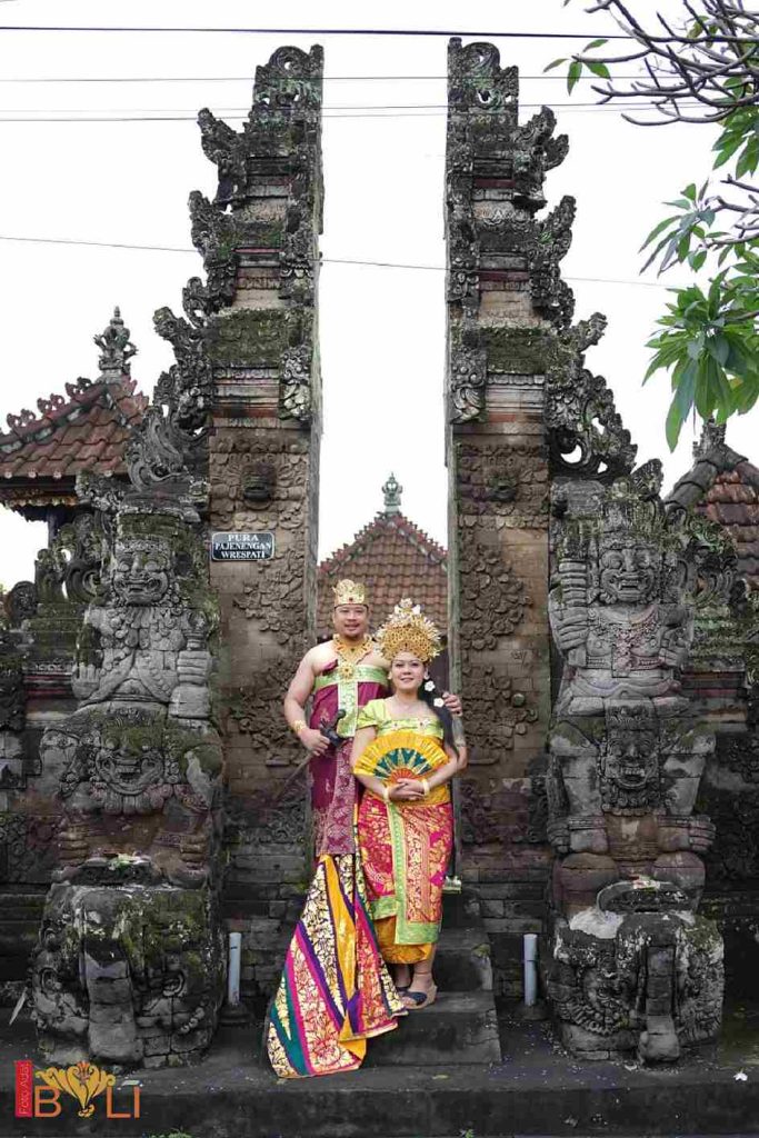Foto adat Bali di depan Pura Bali