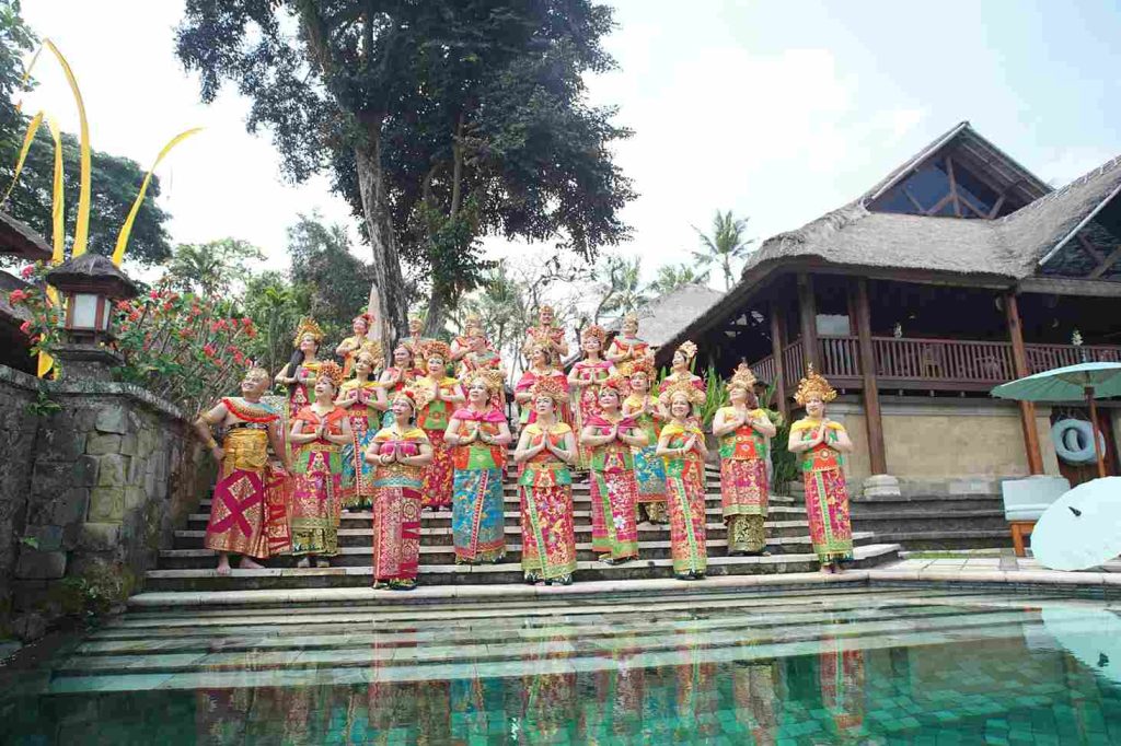 Foto Group di Bali dengan Busana Bali