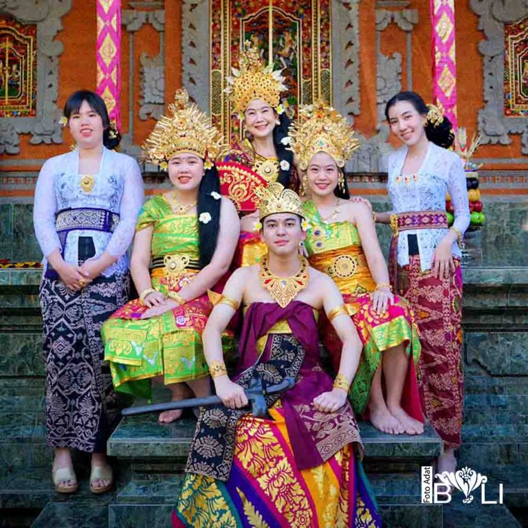 Foto Adat di Rumah Bali