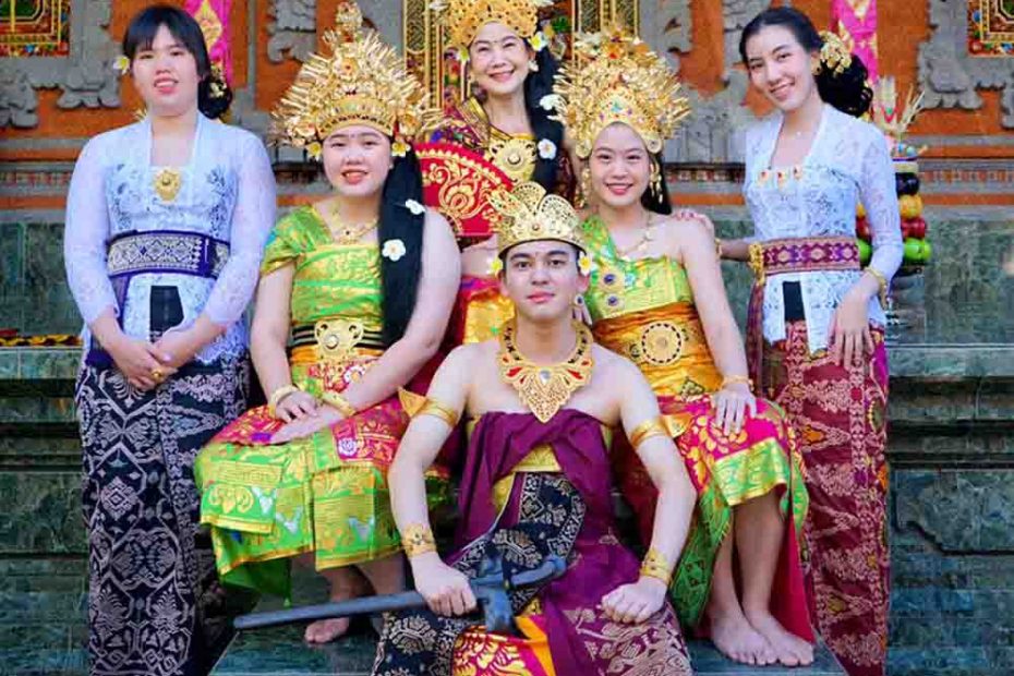 Foto Adat di Rumah Bali