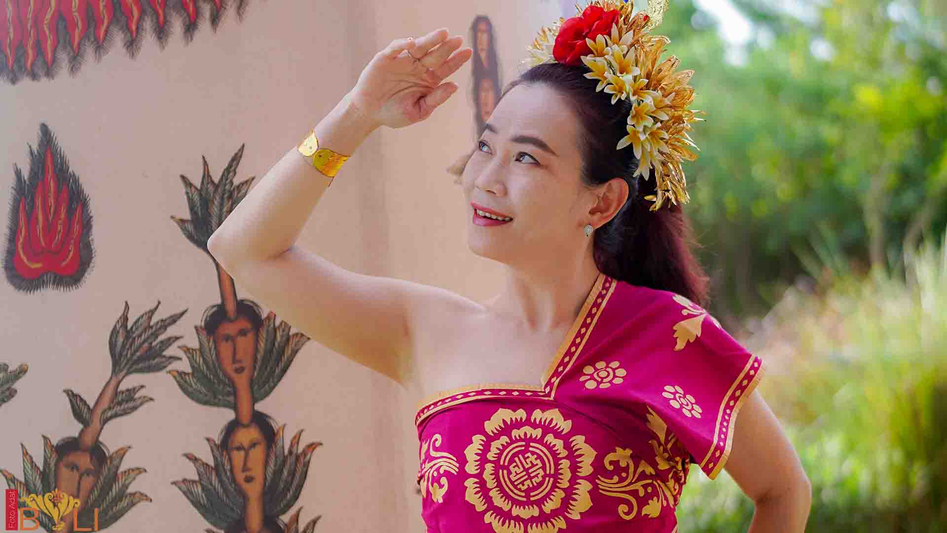 Foto Adat Bali - Wsatawan Cina memakai Busana Adat Bali
